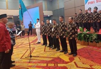 Ketua Umum PWI Pusat Atal S Depari secara resmi melantik Basril Basyar sebagai Ketua PWI Sumatra Barat di Hotel Truntum Kota Padang.