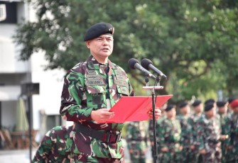 Wakil Inspektur Jenderal (Wairjen) TNI Mayjen TNI Ibnu Bintang Setyawan S.P., M.M., saat membacakan sambutan tertulis Panglima TNI Laksamana TNI Yudo Margono, S.E., M.M., pada Upacara Bendera yang diikuti oleh seluruh Prajurit dan PNS di Mabes TNI, Cilangkap, Jakarta Timur, Selasa (17/01/2023).