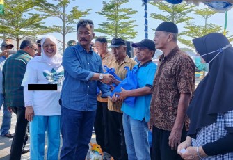 Kepala BP Batam saat Distribusikan Paket Sembako Bersubsidi ke Warga Kecamatan Belakang Padang
