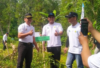 Sekretaris Daerah Kabupaten Trenggalek, Edy Soepriyanto, mewakili Bupati Trenggalek, Mochamad Nur Arifin, dalam kegiatan tanam pohon di Desa Karangrejo, Kecamatan Kampak, Kabupaten Trenggalek, Selasa (21/3)2023) (Foto Hardi Rangga klikwarta.com).