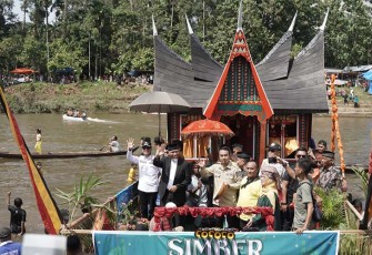 Ribuan masyarakat Pangkalan tumpah ruah memadati Batang Maek, Kecamatan Pangkalan Koto Baru, Limapuluh Kota.