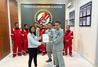 Bakamla RI Serahkan 8 ABK Korban Kapal Tenggelam Kepada Keluarga