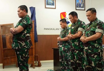 Panglima TNI saat Pimpin Sholat Sebelum Pimpin Rapat Evaluasi Operasi SAR Pilot Susi Air