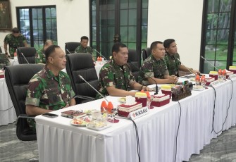 Panglima TNI Laksamana TNI Yudo Margono, S.E., M.M. dalam pengarahannya ke Pejabat Utama Mabes TNI, Pejabat Utama Mabes Angkatan dan segenap Panglima / Komandan Komando Utama jajaran TNI, bertempat di ruang Vicon Wisma A. Yani, Jl. Taman Suropati Jakarta Pusat, Senin (01/05/2023). 