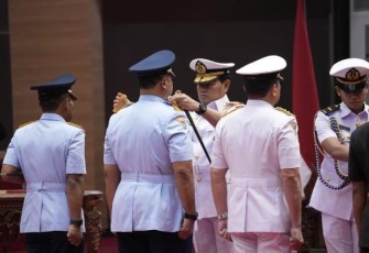  Panglima TNI Laksamana TNI Yudo Margono, S.E., M.M., usai memimpin acara serah terima jabatan yang dihadiri oleh pejabat utama Mabes TNI dan para pejabat yang melaksanakan serah terima jabatan, bertempat di Aula Gatot Soebroto, Mabes TNI Cilangkap, Jakarta Timur, Senin (15/5/2023).