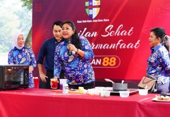 Ny. Vero Yudo Margono melihat demo masak cheff Steby Rafael yang dilaksanakan di Danau Mako Akademi TNI, Mabes TNI, Cilangkap, Jakarta Timur, Sabtu (3/6/2023). 