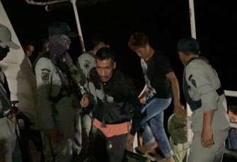 Personel Bakamla RI saat Amankan 8 Pekerja Migran ilegal di Dumai