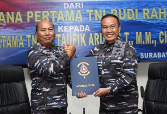 Pembacaan Memorandum Komandan Kodikdukum (Dankodikdukum) Laksma TNI Budi Raharjo dan calon penggantinya Laksma TNI Dr. Taufik Arief, S. T., M. M., CHRMP., CSBA. 