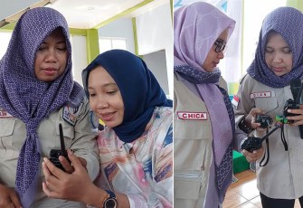 Srikandi Bencana Ketika Mengoperasikan HT