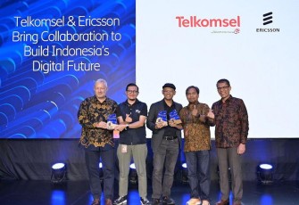 Jerry Soper, President of Ericsson Indonesia, Ronald Limoa, VP Technology & Strategy Telkomsel; Dedi Suherman, VP Home Broadband & FMC Consumer Marketing Telkomsel; Akhmad Madces, Vice President RAN Engineering and Project Telkomsel; dan Ronni Nurmal, VP Head of Network Solution Ericsson Indonesia dalam sesi diskusi panel mengenai kolaborasi dengan Telkomsel untuk membangun masa depan digital Indonesia. 