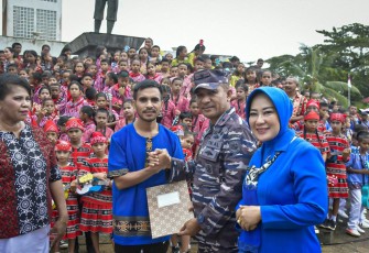 Brigjen TNI (Mar) Said Latuconsina M.M., M.T., M.Tr. Opsla meriahkan acara Saparua Badendang Jukulele bersama siswa dan masyarakat Saparua yang digelar di Lapangan Merdeka Saparua, Kecamatan Saparua, Kabupaten Maluku Tengah pada Kamis (24/08/2023). 