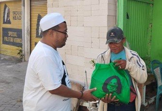 NBI saat Bagikan Bantuan Ratusan Paket Sembako ke Warga Sekitar Ponpes Miftachus Sunnah