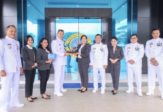 Danlantamal IX saat Terima Kejutan Spesial dari Kapolda Maluku serta Danlanud Pattimura di Kota Ambon   