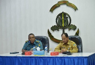  Sekretaris Daerah Kabupaten Paser Drs. Katsul Wijaya selaku Ketua panitia kunjungan beserta para pelatih dan pengasuh lainnya diterima oleh Kabag Penelitian PPM Setlem AAL Letkol Laut (T) Donni Kartiko di Auditurium gedung Mandalika Operasi Pengajaran (Opsjar) Kesatrian AAL, Bumimoro, Surabaya, Senin (30/10).
