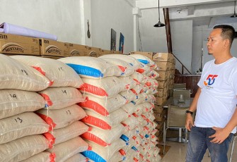 Edy Indra Kesuma saat melihat stock beras organik varietas Pandan Wangi di Gerai Kadin Inhil