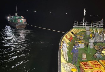 TNI AL saat Berhasil Evakuasi Kapal KM Sabuk Nusantara 80 yang Kandas di Pulau Kembang Sedanau
