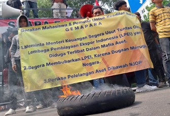 Ratusan mahasiswa dan pemuda yang tergabung dalam Gerakan Mahasiswa dan Pemuda untuk Keadilan Rakyat (Gempara), saat gelar aksi demo di depan Kemenkeu, Selasa (7/11/23).