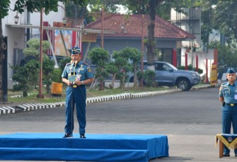 Danpuspenerbal dihadapan ratusan prajurit dan PNS pada Apel Gabungan yang digelar di Apron Fasharkan Pesud Puspenerbal, Pangkalan Udara TNl AL Juanda, Senin (27/11/2023) kemarin.