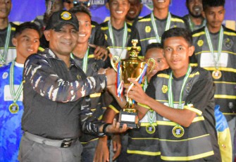 Danlantamal IX saat Hadir Menutup Kompetisi Liga 3 dan Piala Soeratin Asosiasi PSSI Maluku 2023