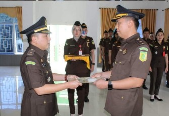 Serah terima jabatan struktural dari Kepala Seksi Intelijen, Lutfi Fresly  S.H ,M.H kepada  Sosor A.S. Panggabean dan dari Kepala Seksi Tindak Pidana Khusus lama, Hendra Catur Putra, S.H. kepada Kepala Seksi Tindak Pidana Khusus baru, Meri Aryani, S.H., M.H. di Aula Kejaksaan kota Pagaralam, Rabu (22/02/2023).