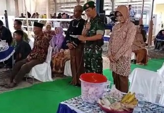 Pelda Rahtama Setya Prihandoko saat "pasrah nganten" di acara resepsi pernikahan di Des Bleboh kecamatan Jiken kabupaten Blora Jawa Tengah.