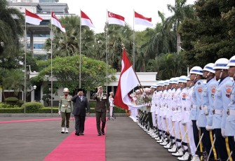 Menteri Pertahanan Republik Indonesia Prabowo Subianto, saat menerima kunjungan kehormatan Panglima Angkatan Bersenjata Singapura.