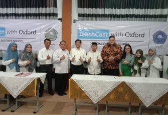 SMP dan SMA Plus Budi Utomo Makassar melakukan penandatanganan nota kesepahaman atau memorandum of understanding (MoU) dengan TeachCast with Oxford di Ruang Kepala SMA Plus Budi Utomo Makassar, Jalan Raya Berua, Kota Makassar, Sulawesi Selatan, Kamis (9/3/2023). Mulai tahun ajaran baru mendatang, direncanakan native speaker dari Amerika Serikat akan mengajar speaking Bahasa Inggris kepada siswa-siswi SMP dan SMA Plus Budi Utomo Makassar.