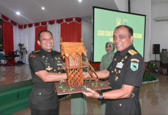 Pangdam Kasuari, Mayjen TNI Ilyas Alamsyah, S.E., M.Tr.(Han)., CGCAE memimpin langsung jalannya acara Serah Terima Jabatan (Sertijab) dan tradisi satuan Danrindam XVIII/Kasuari, yang berlangsung di Aula Makodam, Trikora, Arfai 1, Manokwari, Papua Barat, pada Jumat (8/12/2023).