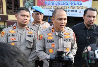 Kapolres Aceh Timur AKBP Andy Rahmansyah, S.I.K. didampingi Wakapolres Kompol Muhammad Aidil Saputra, S.H.,S.I.K., Kasatresnarkoba Iptu Yudha Prakasa, S.H. Kasi Propam Iptu Edi Saputra dan KBO Saresnarkoba Ipda Safwady Nour, S.H. saat menggelar Konferensi Pers pada, Kamis, (15/06/2023) sore.