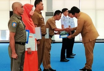 Bupati Bintan Serahkan SK Pelantikan CPNS Pola Pembibitan Politeknik dan 359 ASN Naik Pangkat
