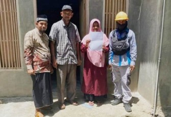 Staf Ahli DPR RI komisi VII Zubir Muhammmad,SE.,MM kepada wartawan disela-sela memantau pemasangan meteran listrik di sebuah desa wilayah Aceh Timur, Sabtu (12/8/2023)