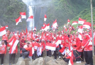 Bupati dan Forkopimda Kabupaten Asahan Kibarkan Bendera Merah Putih di Wisata Air Terjun Ponot 