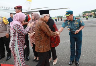 Komandan Pangkalan Angkatan Laut (Danlanal) Semarang Kolonel Laut (E) Joko Andriyanto, S. T., M. Tr. Hanla., M.A.P menyambut kedatangan Wakil Presiden Republik Indonesia (Wapres RI) Bapak Prof. Dr. (H.C.) K.H. Ma’ruf Amin  