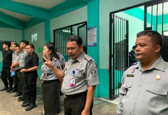 Lapas Narkotika Kelas II-A Pematang Siantar melaksanakan kegiatan Sapa Sehat dan pembagian vitamin terhadap narapidana penghuni blok Kartini, Selasa (07/11/2023)