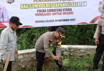 Sebagai wujud dukungan pelestarian lingkungan, Polres Tapanuli Selatan (Tapsel) menggelar aksi tanam Ratusan bibit Pohon berbagai jenis, Sabtu (4/11/2023) pagi.