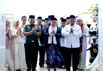 Wapres RI Didampingi Kasad saat meresmikan Masjid Syarif Abdurachman yang terletak di Kompleks Pemakaman Sunan Gunung Jati, Desa Astana, Kecamatan Gunung Jati, Cirebon, Jawa Barat, Jumat (25/8/2023).
