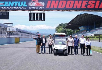Bamsoet saat mengajak Duta Besar Jepang untuk Indonesia H.E Mr. Kanasugi Kenji meninjau Sentul International Circuit, di Bogor, Rabu (5/4/23).