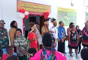  Babinsa Koramil 1710-03/Kuala Kencana Hadiri Peresmian Balai Kampung Karya Kencana