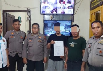 Kedua tersangka saat dilimpahkan ke Kejari Paluta