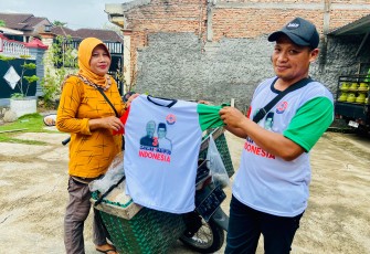 Belasan Pedagang Sayur Bronjongan Bagi Kaos ke Pelanggan