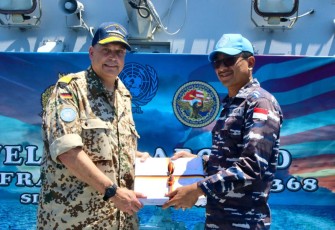 MTF Commander, Rear Admiral Dirk Gartner, yang belum genap satu bulan menjabat untuk mengunjungi KRI Frans Kaisiepo-368 saat melaksanakan tugas patroli di Area of Maritime Operation MTF-UNIFIL guna menyampaikan apresiasi secara langsung. 