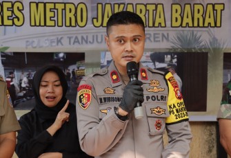 Kapolsek Tanjung Duren Polres Metro Jakarta Barat Kompol Muharram Wibisono Saat Memberikan Keterangan Pers 