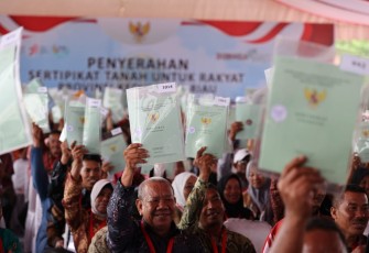 Rakyat Kepulauan Riau Bahagia saat terima Sertifikat Tanah pada kegiatan Gugus Tugas Reforma Agraria (GTRA) Summit Karimun 2023, bertempat di Coastal Area Kabupaten Karimun, Rabu (30/8). 