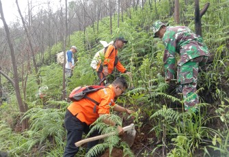 Anggota Kodim 0727/Karanganyar menanam pohon di kawasan Bukit Mongkrang, Telogo Dlingo, Gondosuli, Tawangmangu, Kamis (14/12/2023)