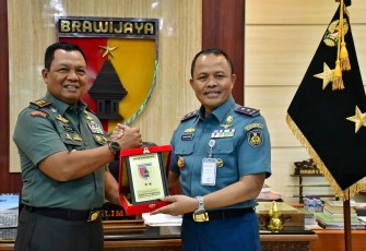 Penyerahan cindera mata