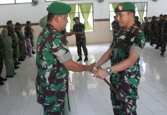 Dandim 1310/Bitung saat memberikan ucapan kepada prajurit yang mendapat kenaikan pangkat