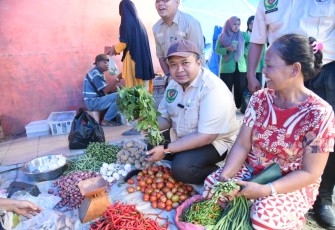 Bupati Kabupaten Tapanuli Selatan H Dolly Pasaribu saat Turun Langsung Ke Poken Arba Lakukan Pengamatan Harga Bahan Pokok Jelang Ramadhan