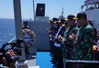 Panglima TNI Laksamana TNI Yudo Margono, S.E., M.M. memimpin acara tabur bunga mengenang Jalasena KRI Nanggala-402 dalam misi Eternal Patrol, usai menyaksikan uji coba penembakan senjata strategis TNI di perairan Laut Bali dari atas KRI dr. Radjiman Wedyodiningrat-992 di Selat Bali, Senin (31/7/2023).