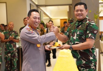 Panglima TNI Laksamana TNI Yudo Margono, S.E., M.M., saat memberikan surprise kepada Kapolri Jenderal Pol Listyo Sigit Prabowo di hari ulang tahunnya yang ke 54, bertempat di Lanud Halim Perdanakusuma, Jakarta Timur, Jumat (5/5/2023).