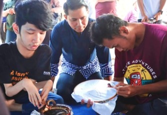 Wakil Bupati Bintan Ahdi Muqsith usai bersama-sama menyerahkan bantuan program tanggung jawab sosial dan lingkungan (corporate social responsibility atau CSR) kepada kelompok nelayan, Jum'at (15/12) di Hulu Riau Tanjung Uban.